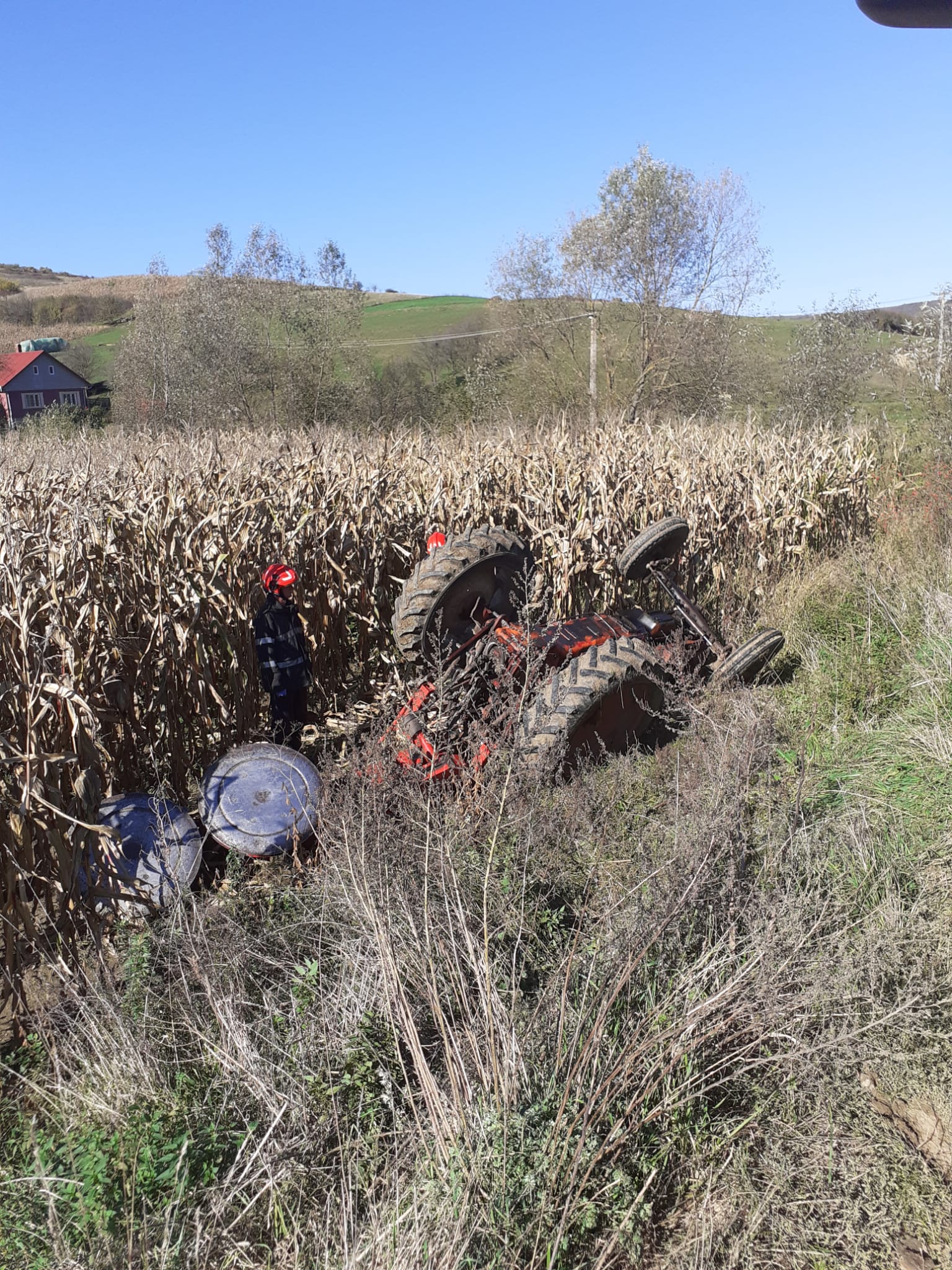 Tragedie pe un câmp din județul Cluj! – Un tânăr de 20 de ani a murit prins sub tractor