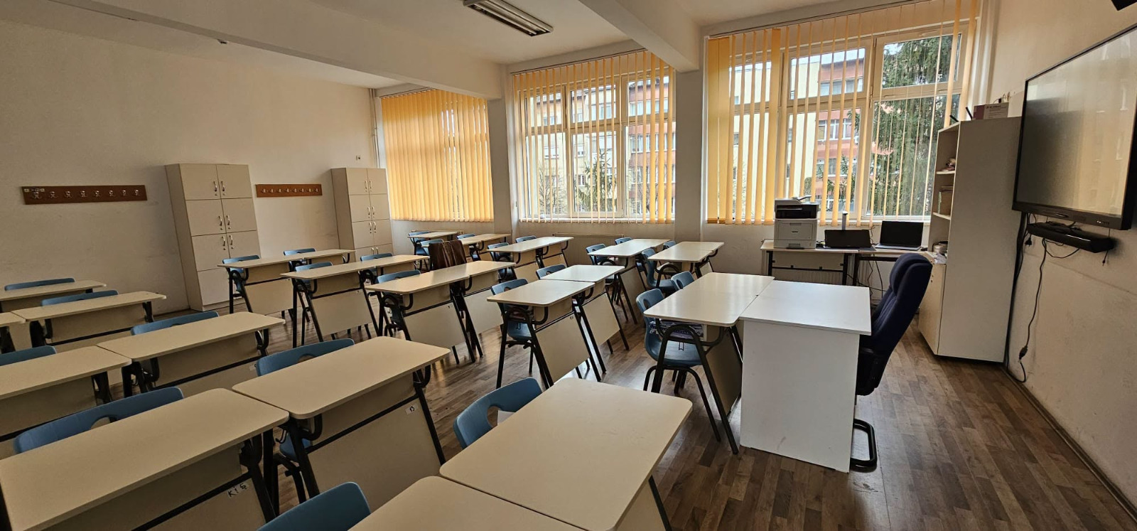Dotări cu mobilier, materiale didactice și echipamente digitale pentru toate unitățile de învățământ din municipiu și pentru trei secții din cadrul Clubului Sportiv Școlar!