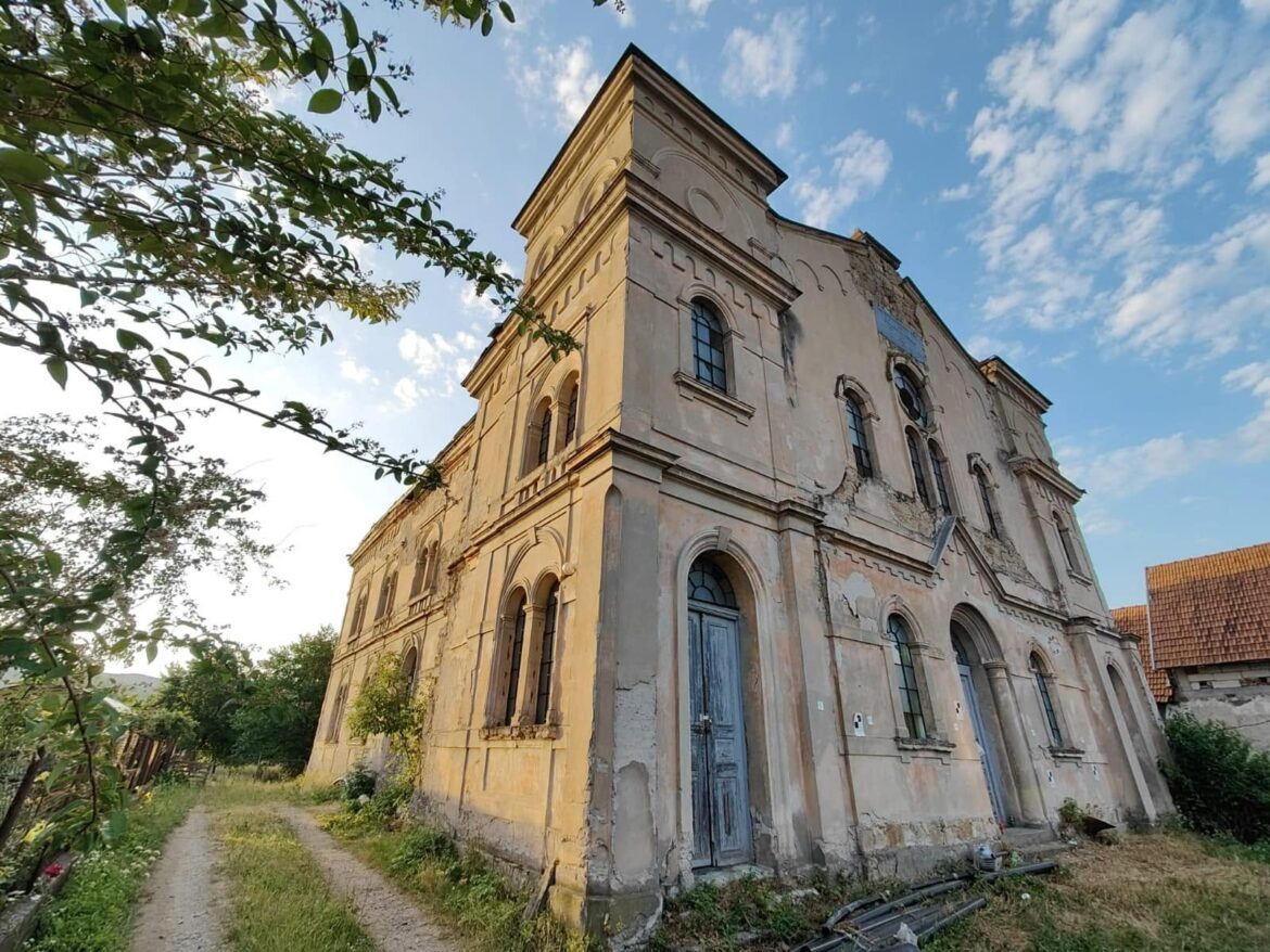 Sinagoga din Seini, județul Maramureș, își redeschide porțile, după un amplu proces de restaurare: clădirea va deveni un spațiu cultural dedicat memoriei și diversității!