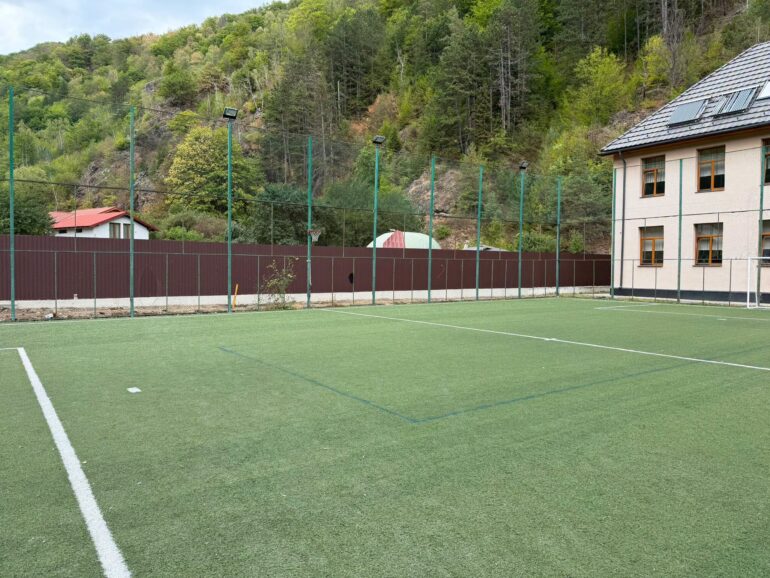 Două investiții finalizate în comuna Valea Ierii, județul Cluj: drumul spre satul Cerc, refăcut, iar curtea școlii, securizată!