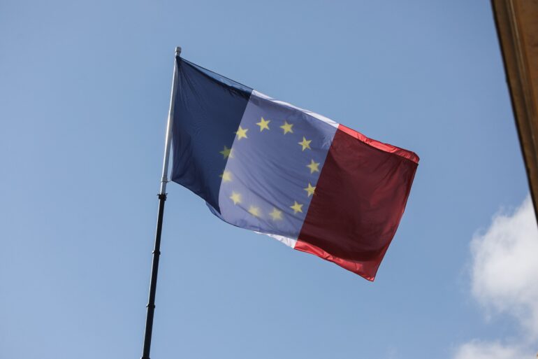 Marine Le Pen și Jean-Luc Mélenchon ar putea ajunge în finala alegerilor prezidențiale din Franța. Ce arată cel mai recent sondaj