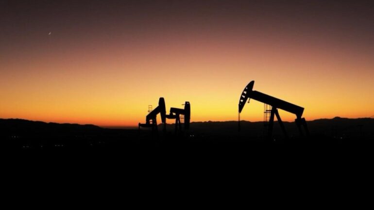 Petrolul se apropie din nou de 110 dolari pe baril, iar gazele se scumpesc în Europa. Ce riscuri apar pentru consumatori